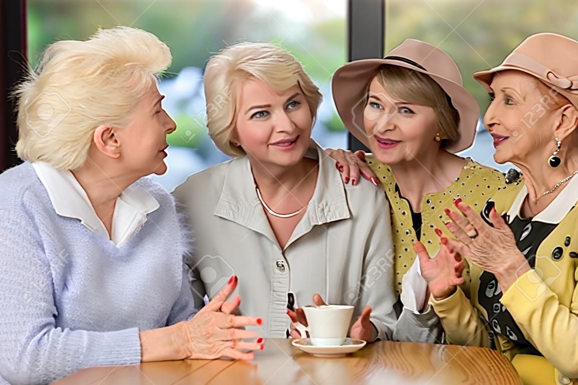 Drie Oudere Vrouwen In Het Café, Vrouwen Die Praten En Lachen, Ontmoetingen  Met Jeugdvrienden. Royalty-Vrije Foto, Plaatjes, Beelden en Stock  Fotografie. Image 74186029