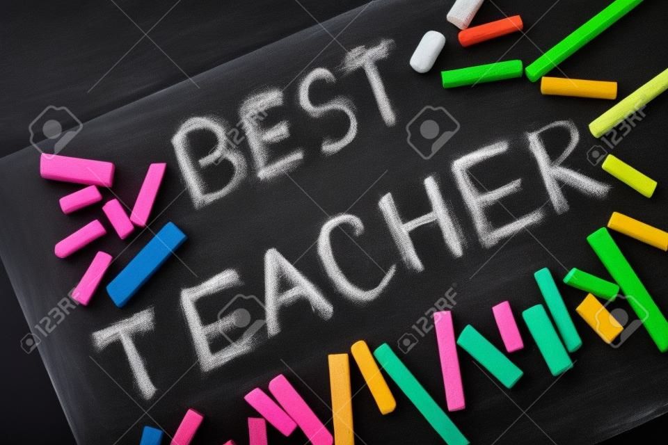 Close-up krijt inscriptie BEST TEACHER op zwart krijtbord. Kennisdag groeten.