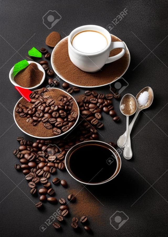 Biały kubek świeżej surowej kawy ekologicznej z fasolą i mielonym proszkiem z kostkami cukru trzcinowego z liśćmi drzewa kawowego na ciemnym tle. Widok z góry