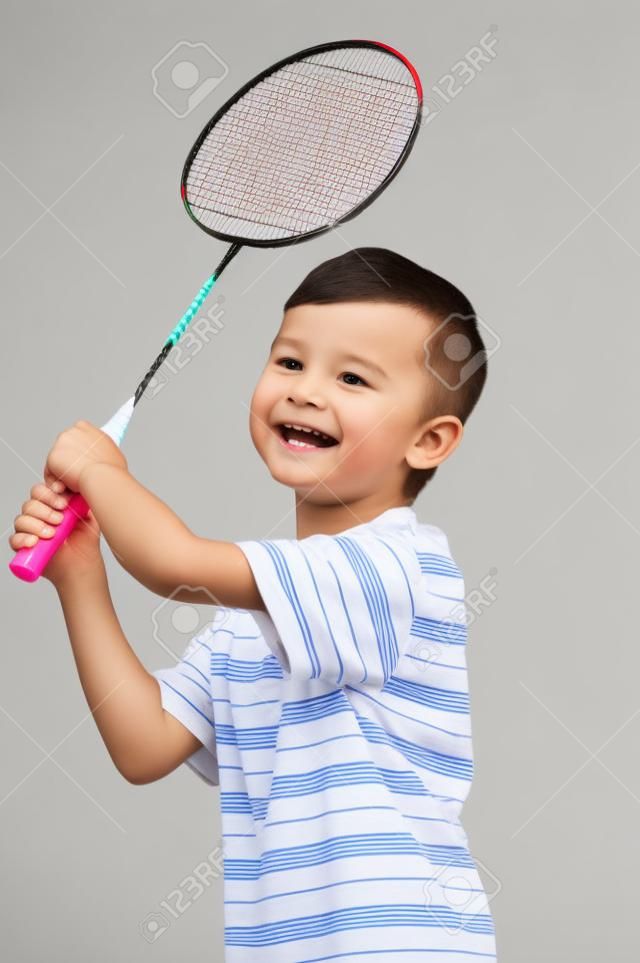 Little boy giocando a badminton - isolato su sfondo bianco
