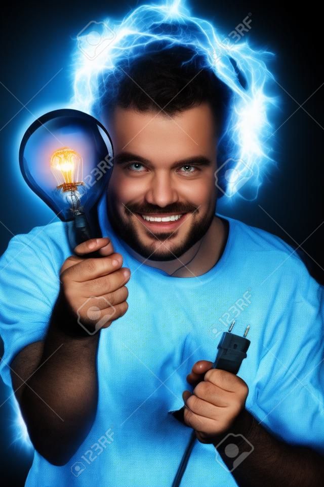 Retrato de un electricista divertida sobre fondo negro