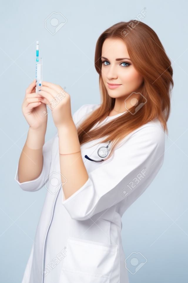 Enfermera joven hermosa con una jeringa, aisladas sobre fondo blanco