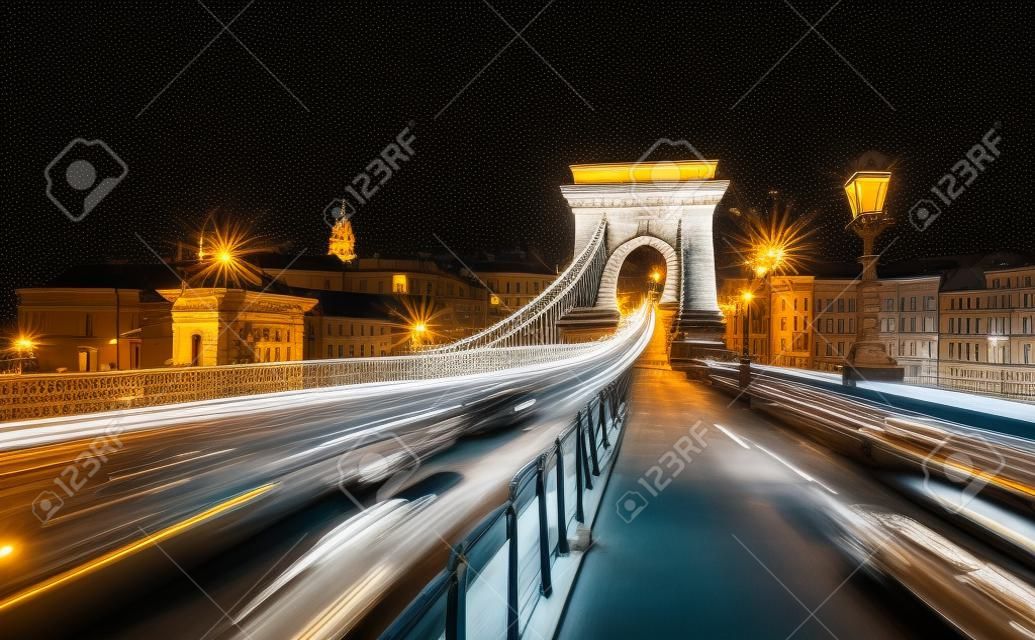 Una vista del ponte delle catene con il traffico cittadino nella città vecchia di Budapest. di notte