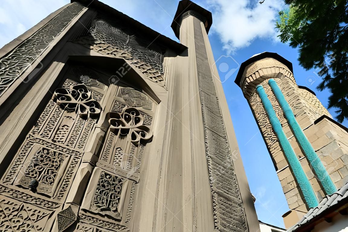 Ince Minareli Medrese (magra minareto Madrasa) appartiene al XIII secolo a Konya, in Turchia. C'è Sura Yaseen e Fath sul cancello principale.
