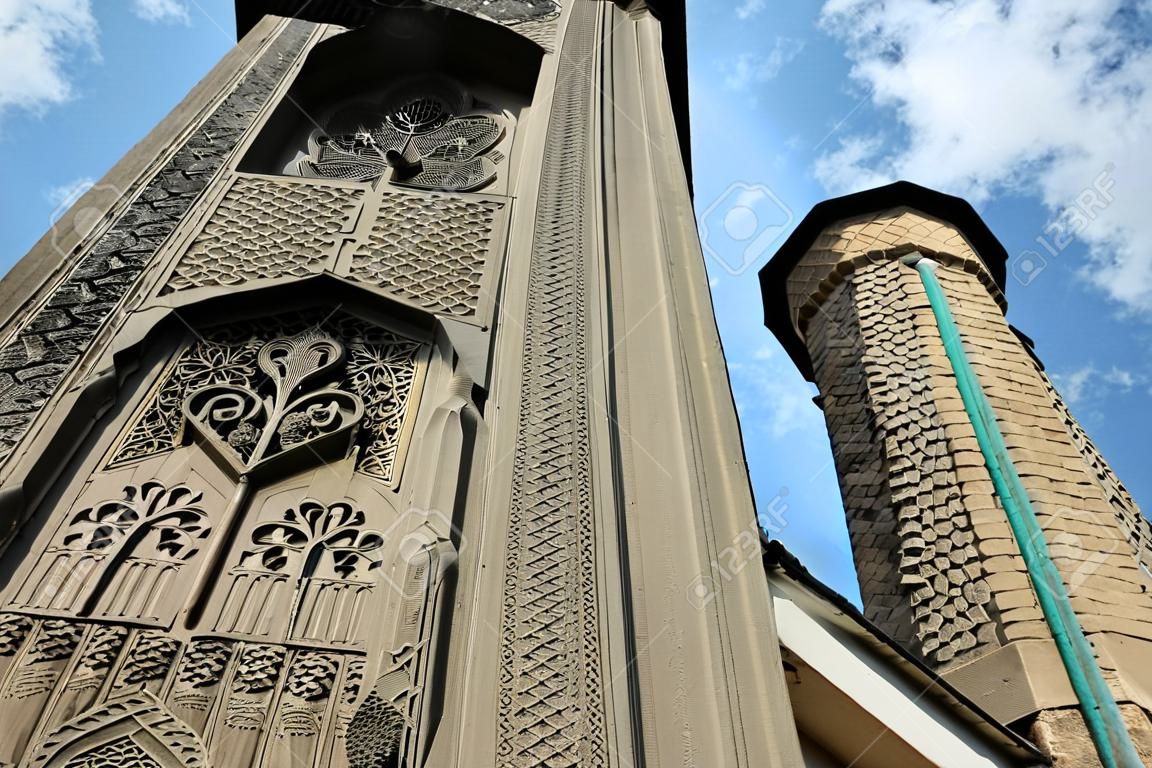 Ince Minareli Medrese (magra minareto Madrasa) appartiene al XIII secolo a Konya, in Turchia. C'è Sura Yaseen e Fath sul cancello principale.