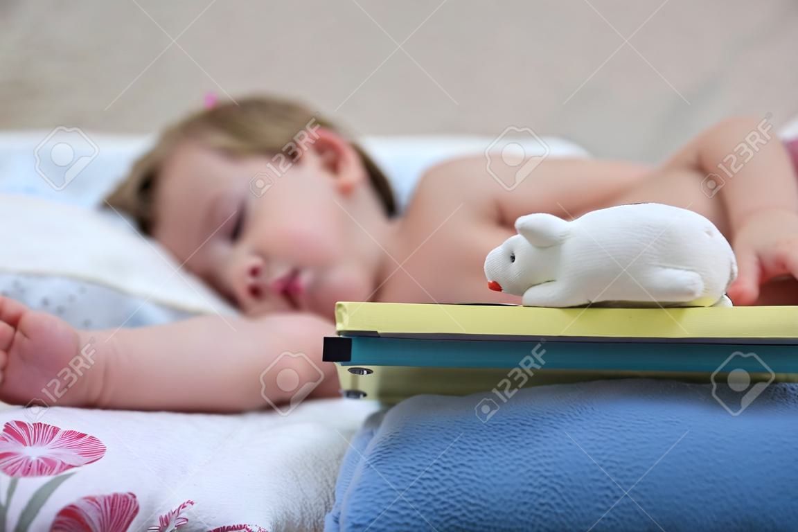 l'enfant s'est endormi avec ses livres préférés et un jouet. lire la nuit. Livre préféré.