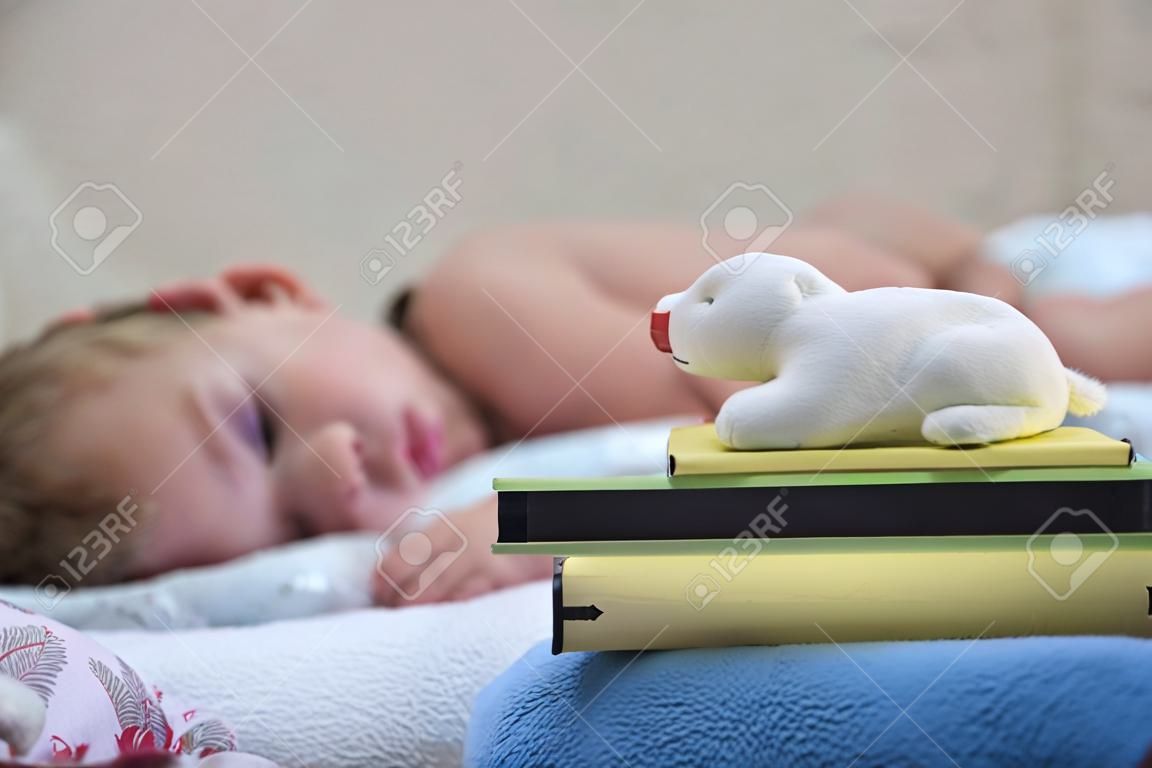 das Kind schlief mit seinen Lieblingsbüchern und einem Spielzeug ein. nachts lesen. Lieblingsbuch.
