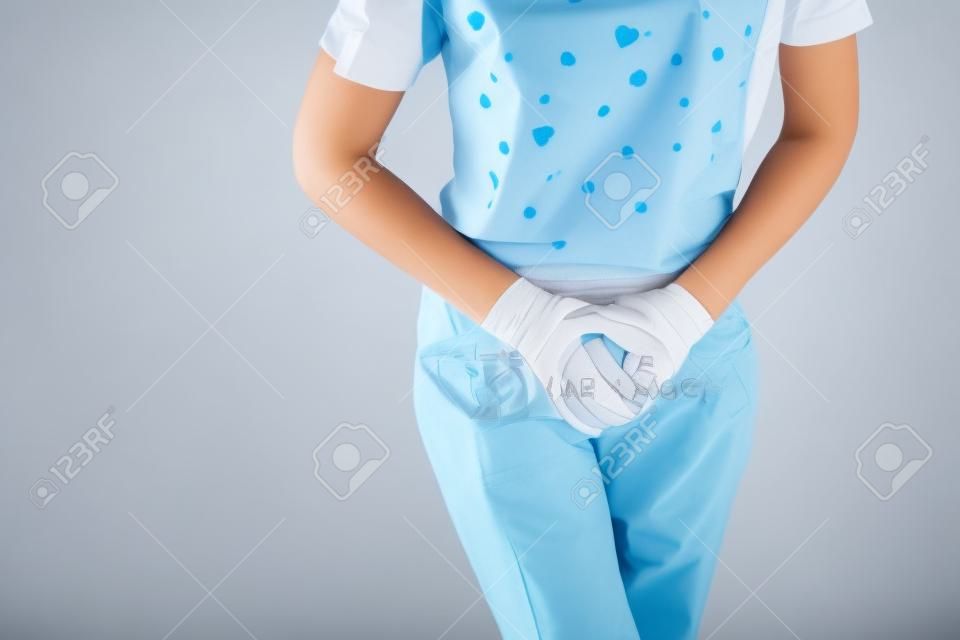 Jovem mulher doente com as mãos segurando pressionando sua virilha abdômen inferior. Problemas médicos ou ginecológicos, conceito de saúde
