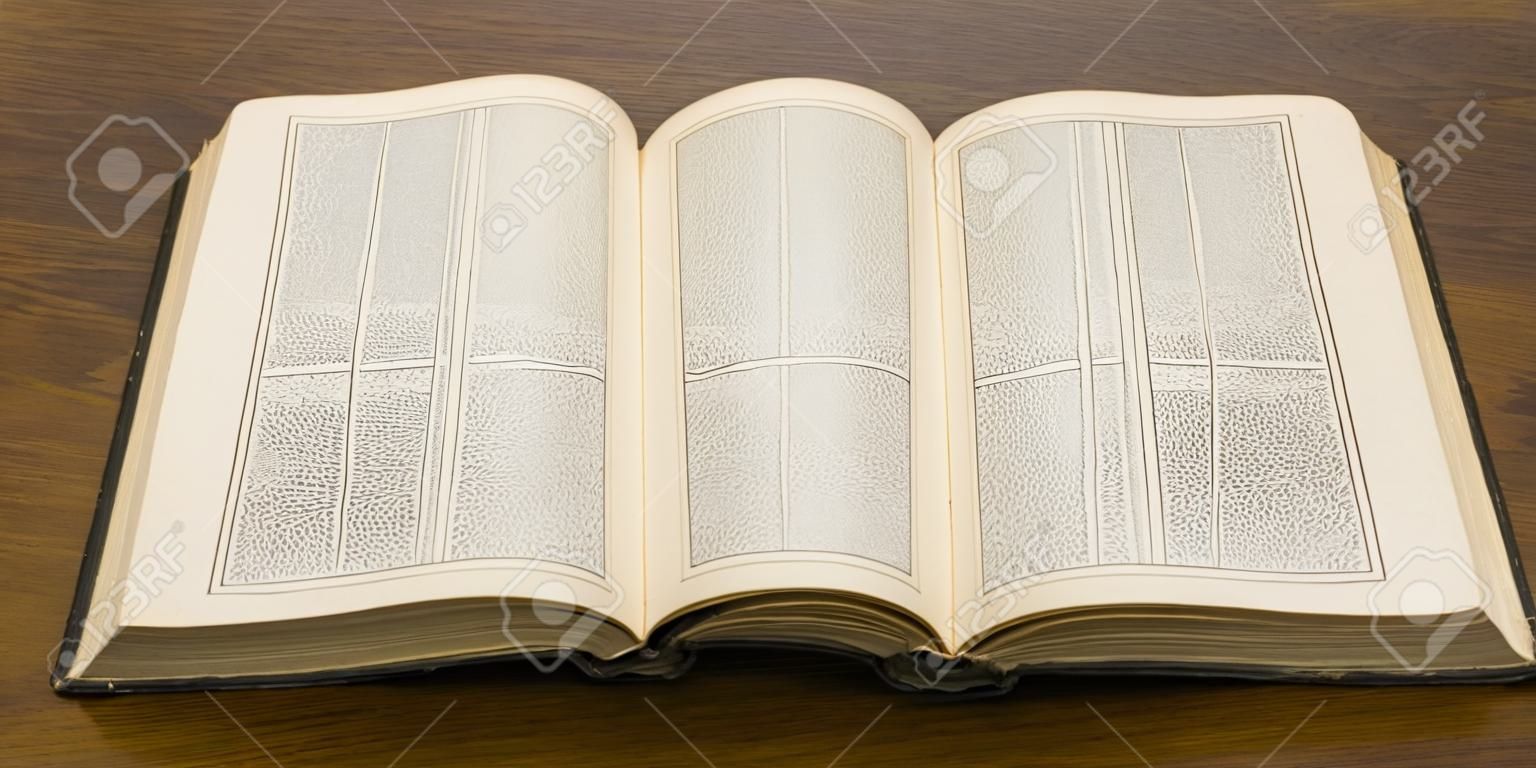 開いた古い大きな本。フランスの百科事典。