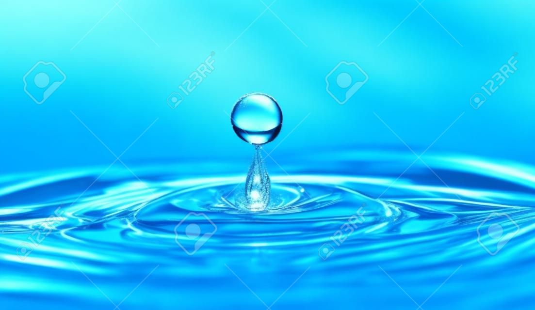 Caída en el agua. Gota de agua azul macro shot