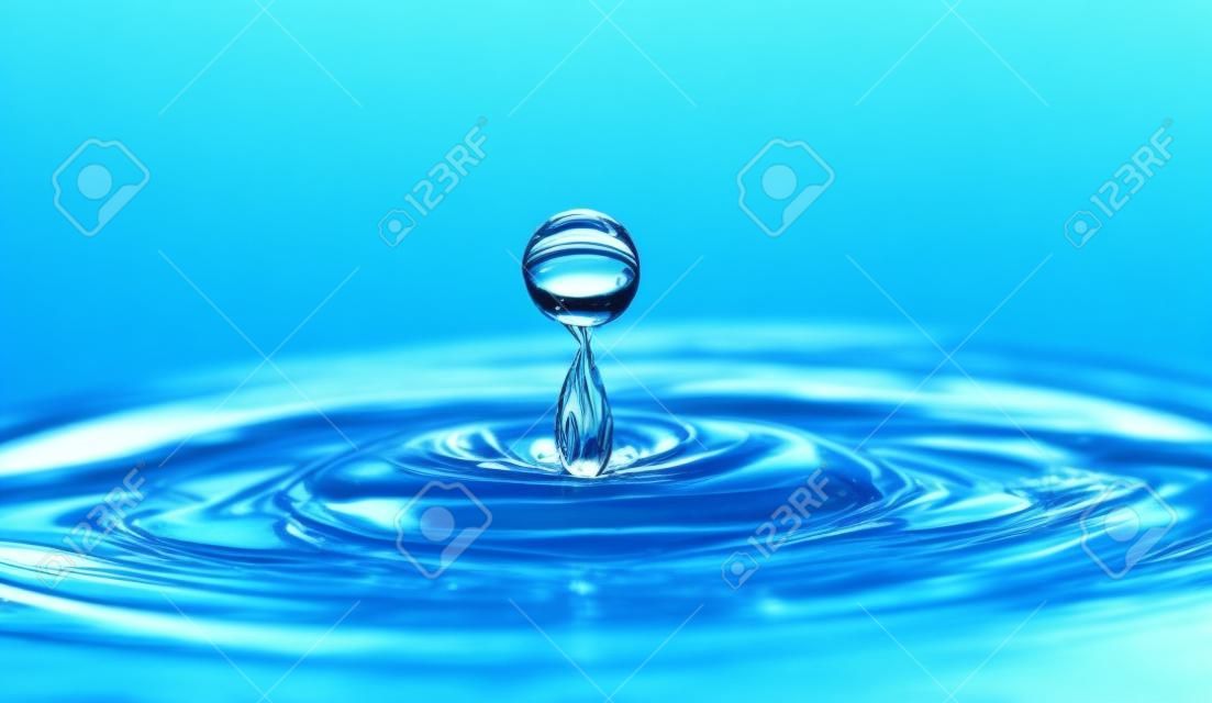 Spadek wody. Niebieski waterdrop makro strzał