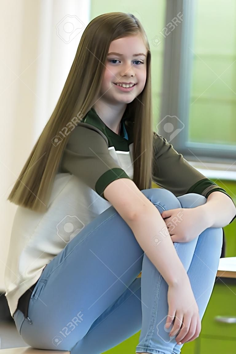 Retrato de uma adolescente na escola.