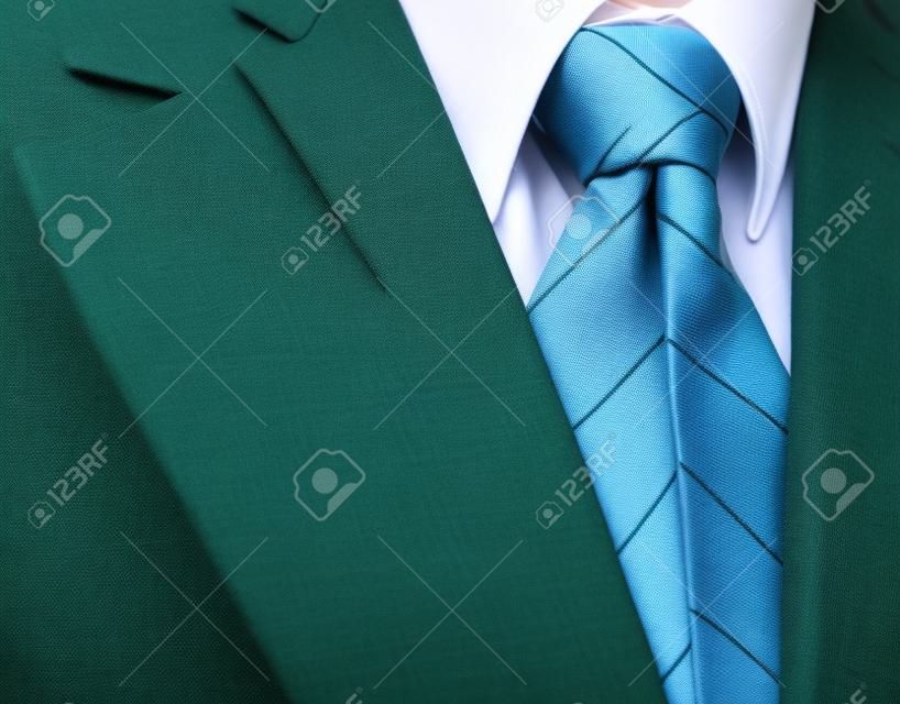 Business-Anzug und grüne Blätter als Krawatte, die einen natürlichen Job in der Verteidigung einer grünen Umgebung