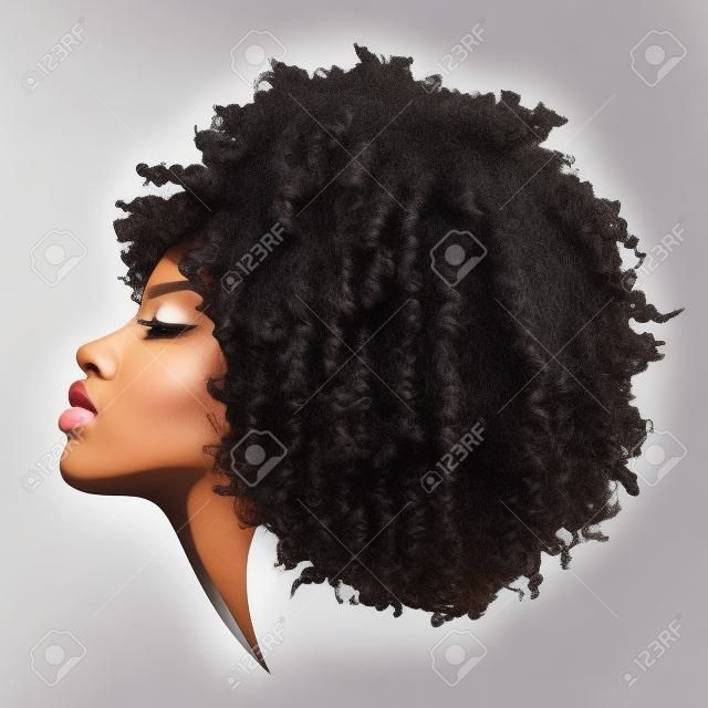 Hermosa mujer de piel negra con cabello rizado en blanco
