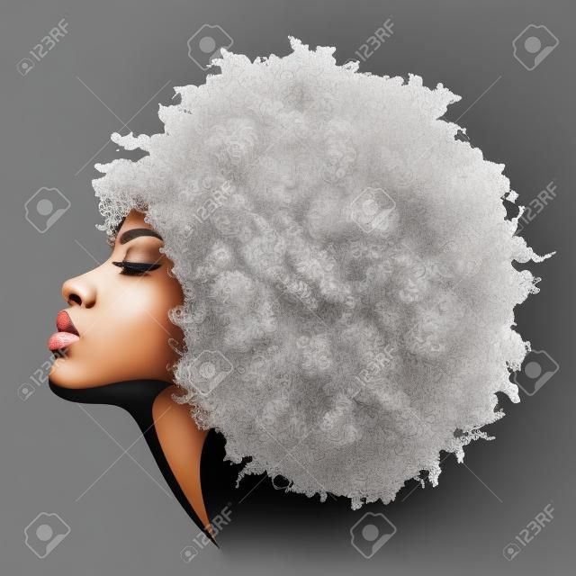Hermosa mujer de piel negra con cabello rizado en blanco