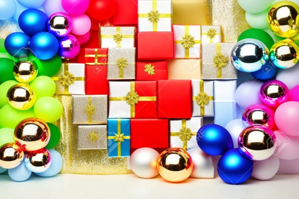 Sfondo di Natale, Capodanno o compleanno - parete decorata con scatole regalo e palloncini colorati