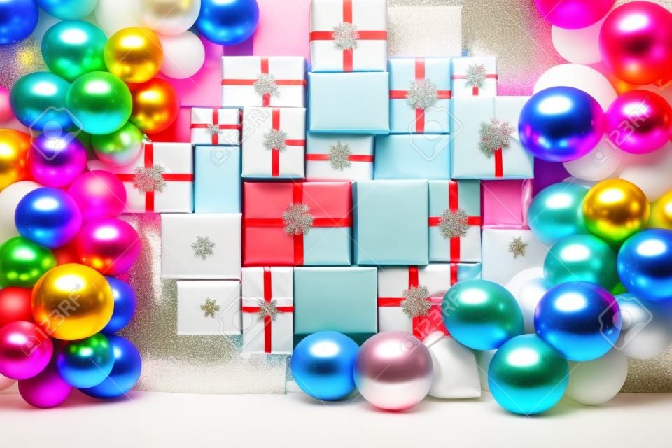 Fond de Noël, du nouvel an ou d'anniversaire - mur décoré avec des coffrets cadeaux et des ballons à air colorés