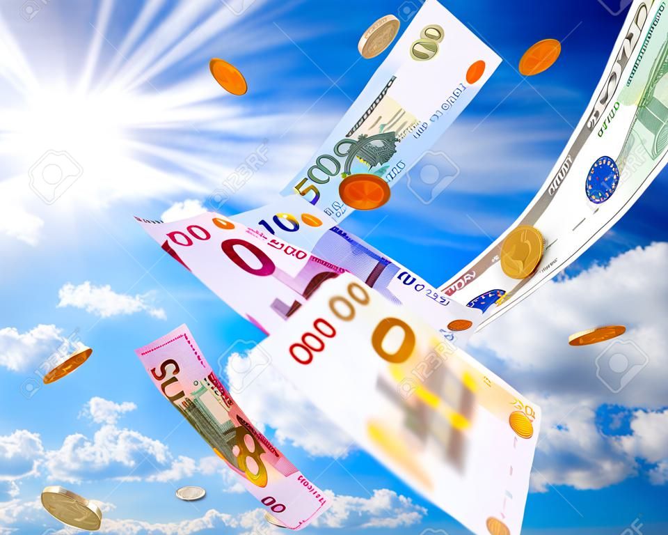 Банкноты и монеты евро падают с голубого неба