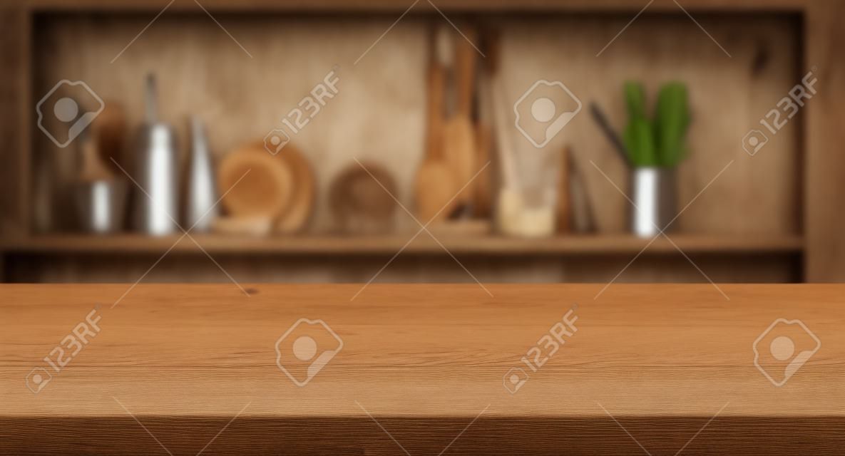Mesa de madera sobre fondo borroso de ventana de cocina y estantes