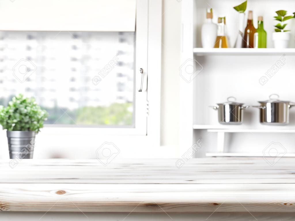 Lege tafel op wazige achtergrond van keukenraam en planken