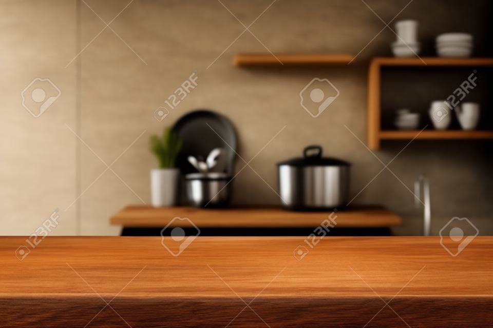 Bancada de madeira com utensílios de cozinha desfocados e móveis de fundo interior