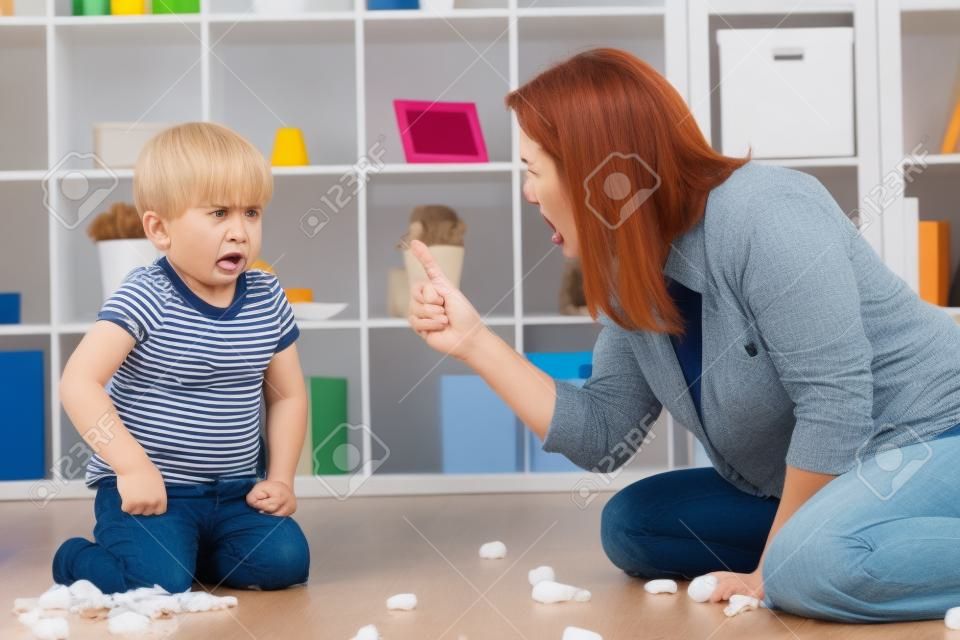 Angry madre che rimprovera un bambino disobbediente