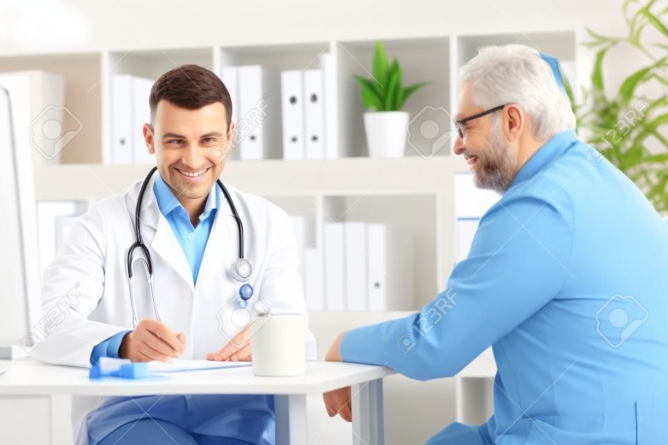 Specjalista lekarz i pacjent uśmiechnięty i rozmawia w biurze