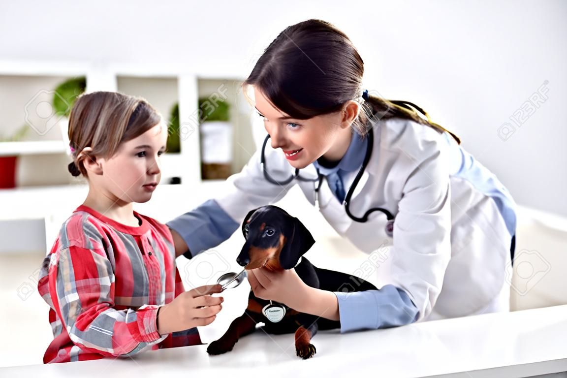 孩子與她的寵物在獸醫醫生