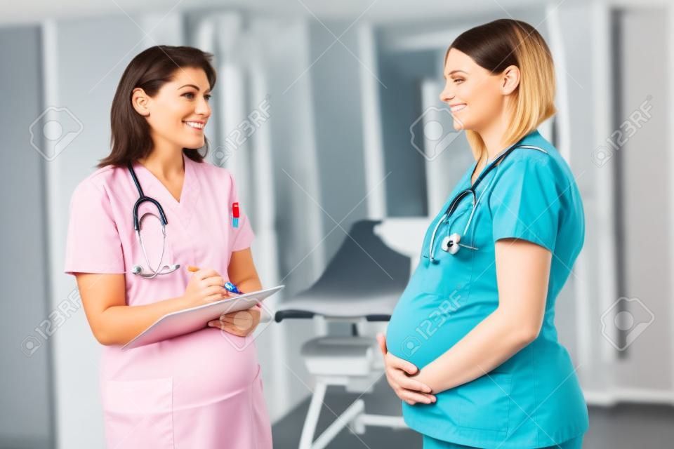 Infermiere di peso donna incinta in ambulanze
