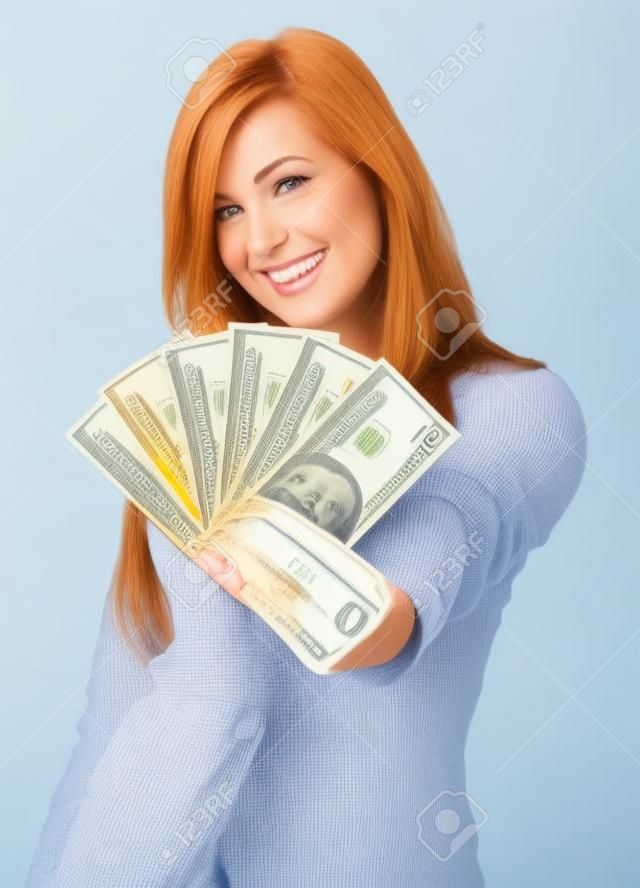 Beyaz arka plan üzerinde para ile gülümseyen kadın