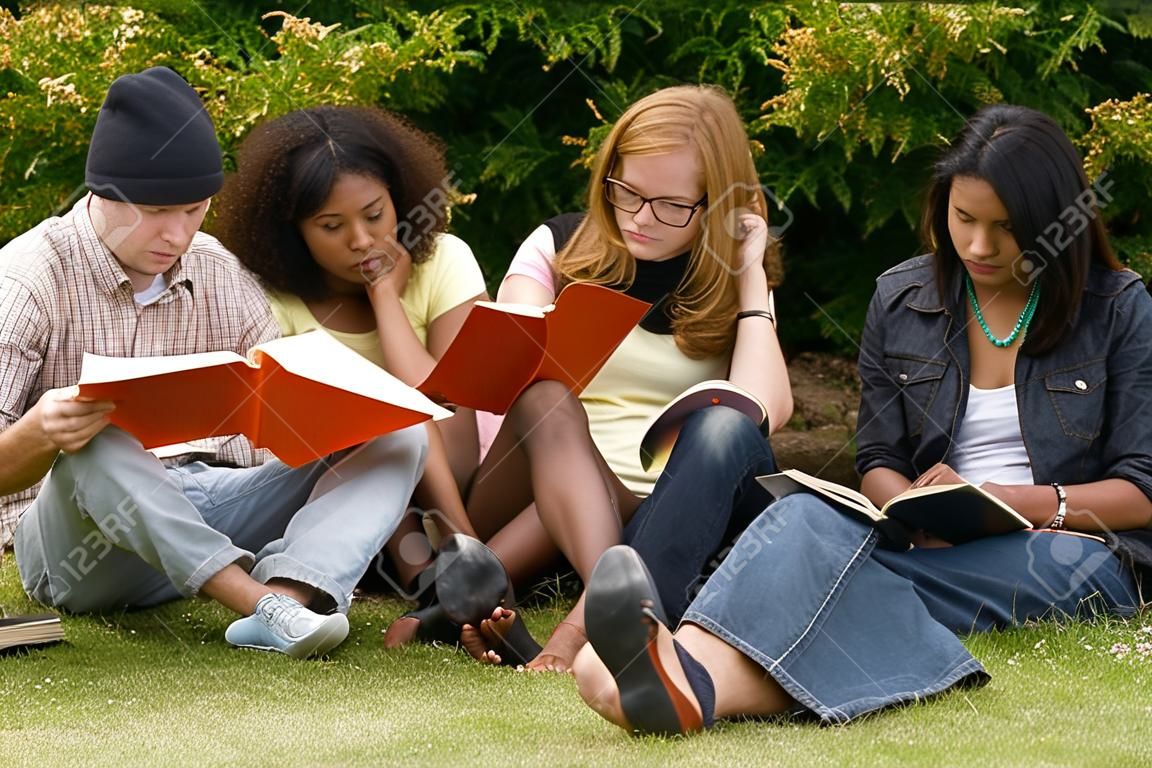 grupo diverso de personas leyendo y estudiando.