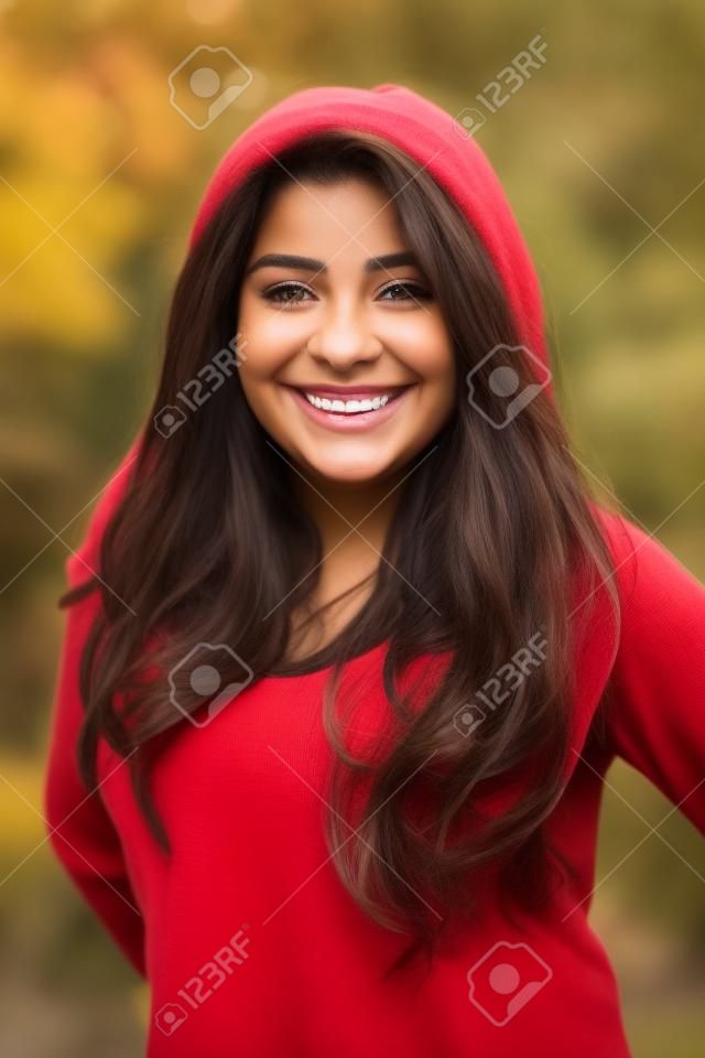 外で微笑む若いヒスパニック系の少女