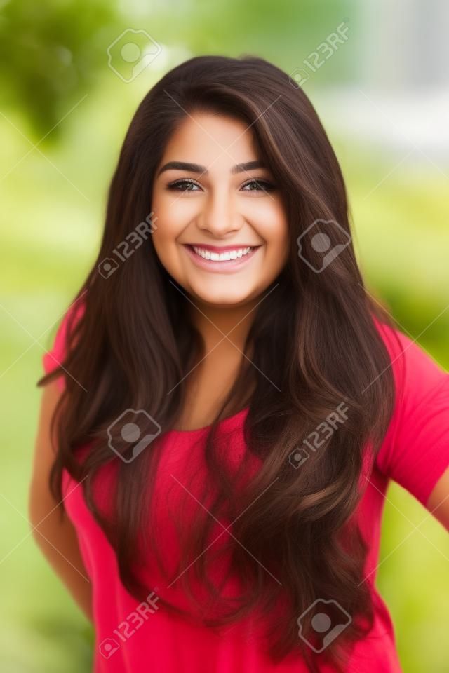 外で微笑む若いヒスパニック系の少女
