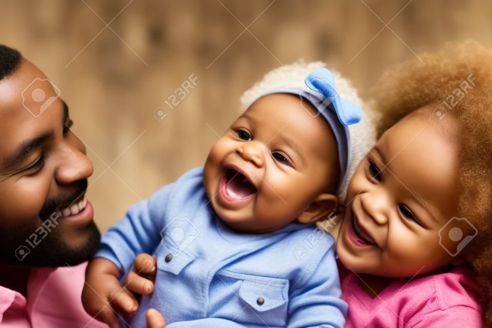 Família afro-americana feliz com seu bebê.