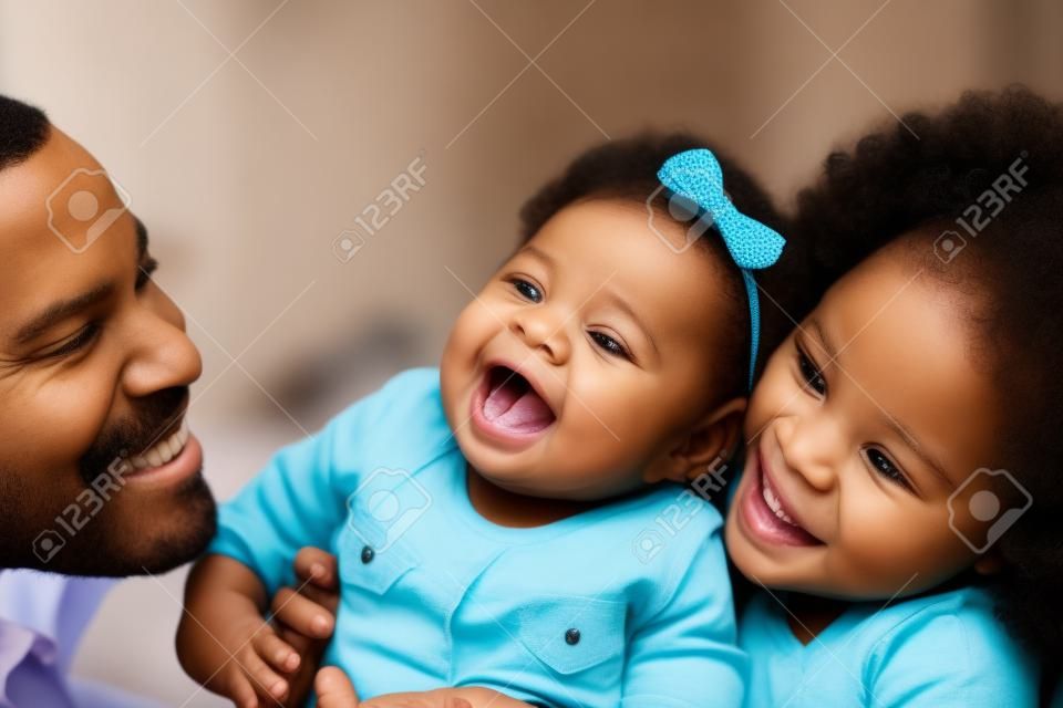 Família afro-americana feliz com seu bebê.