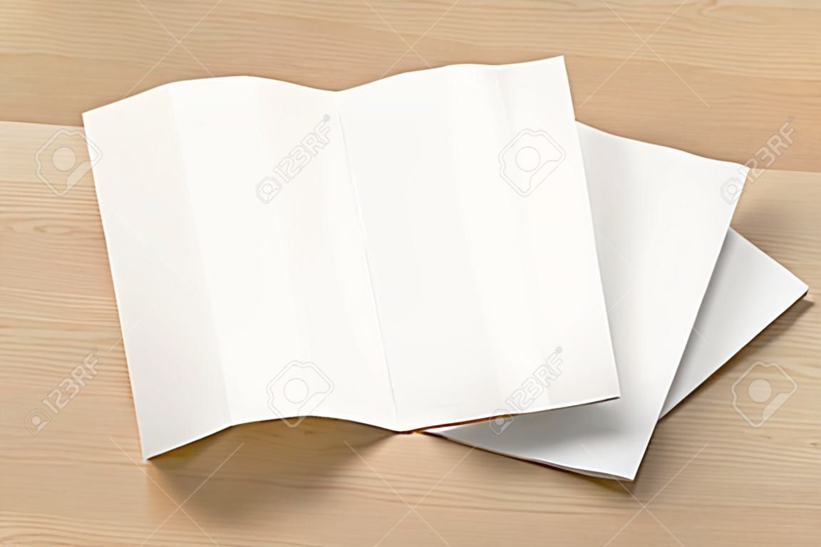 Leere dreifach gefaltete Broschüre A4-Broschüre auf Holzhintergrund. Gefaltet und entfaltet. 3D-Darstellung
