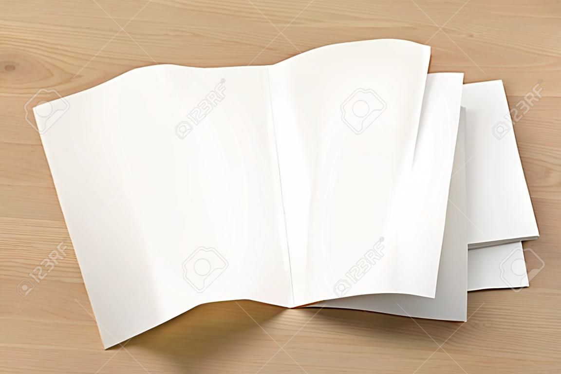 Folleto tríptico en blanco folleto A4 sobre fondo de madera. Doblado y desplegado. Ilustración 3D