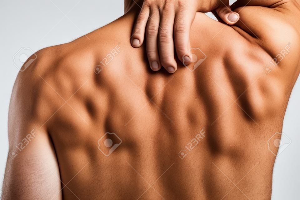 erupción cutánea de alergia en la espalda del hombre aislado en blanco