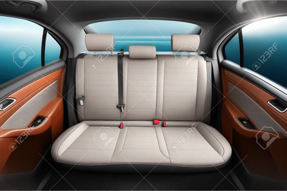 Assentos de carro traseiros limpos com janelas isoladas