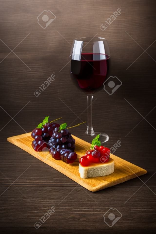 Glas mit Wein und Toast mit köstlicher Paste auf dem Tisch