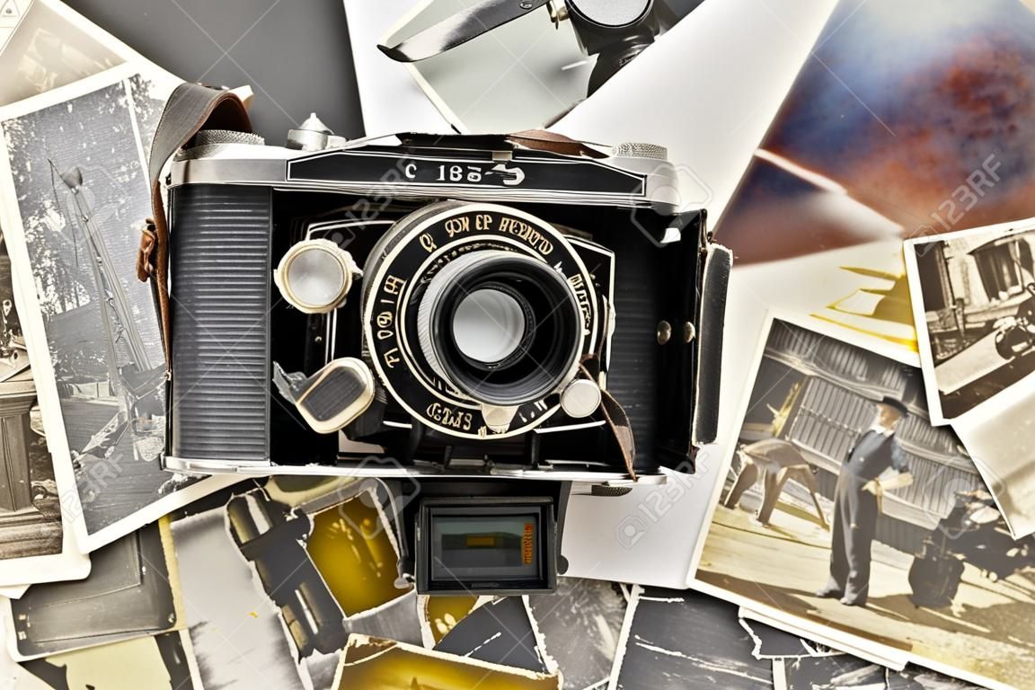 Retro-Kamera auf dem Hintergrund der alten Fotos