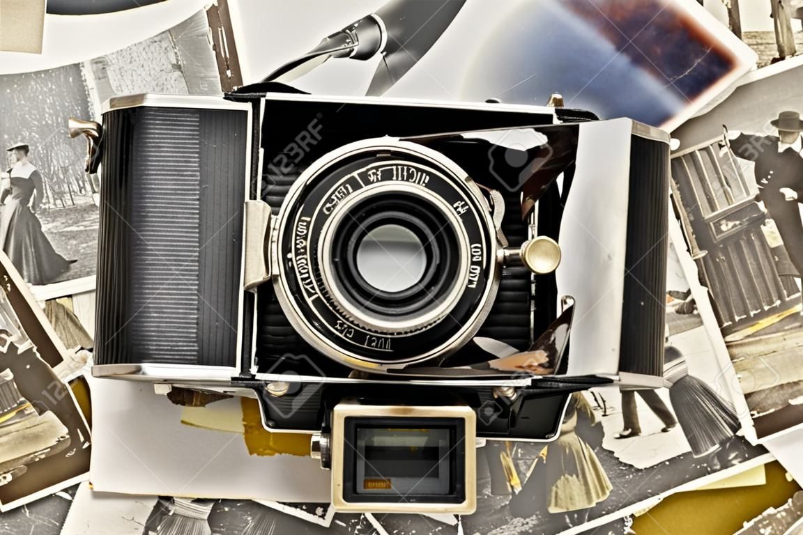 Retro-Kamera auf dem Hintergrund der alten Fotos