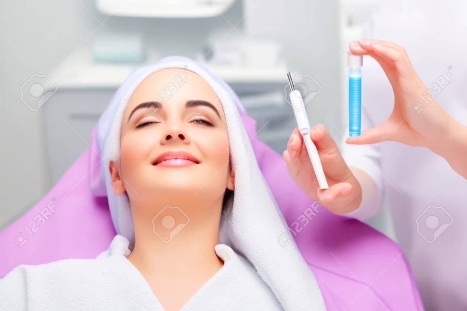 Kosmetyczka wykona terapię prp na twarz przeciw zmarszczkom