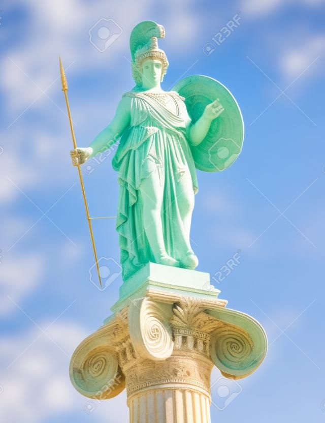 Ateny Grecja, posąg Ateny pod błękitnym niebem w tle