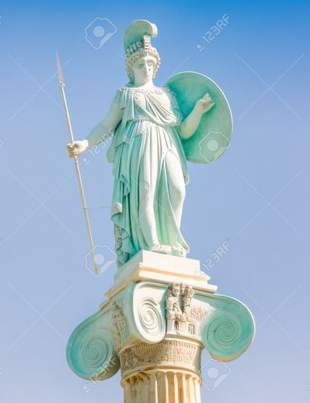 Atenas, Grecia, la estatua de Atenea bajo un fondo de cielo azul