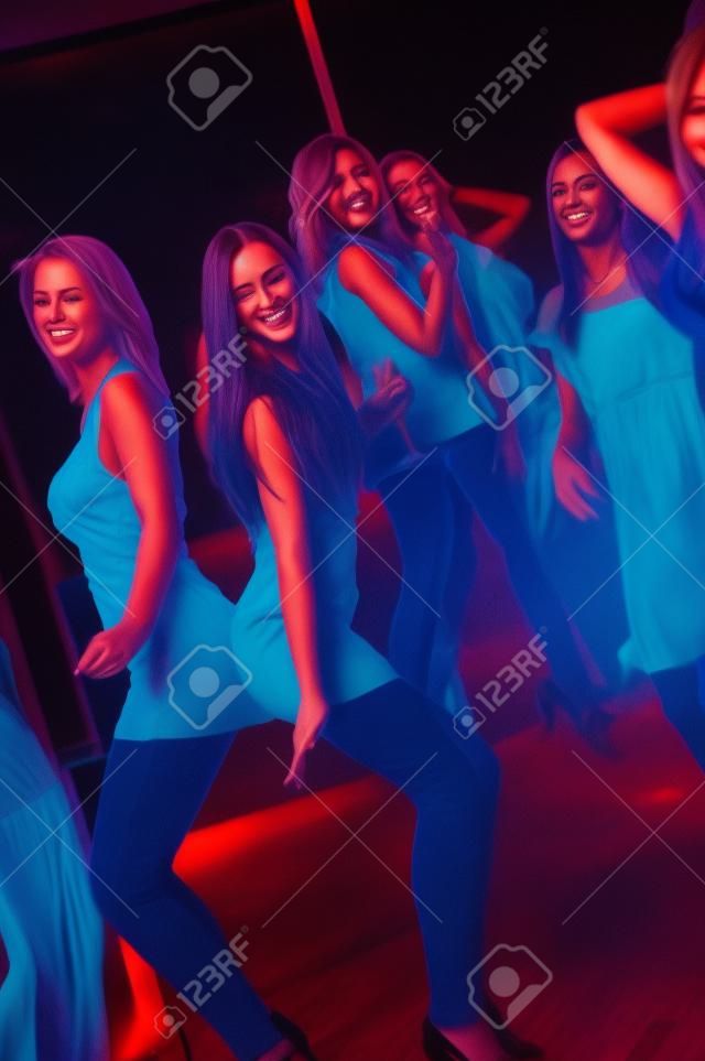 Foto di belle ragazze ballano in night club
