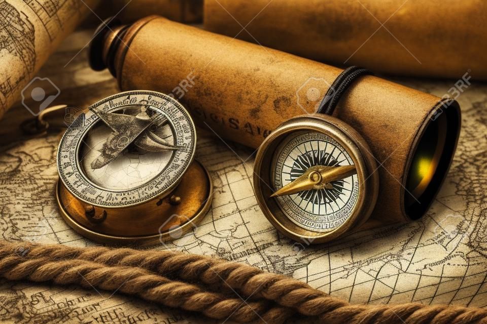 Reizen geografie navigatie concept achtergrond - oude vintage retro kompas met zonnewijzer, spyglass en touw op oude wereldkaart