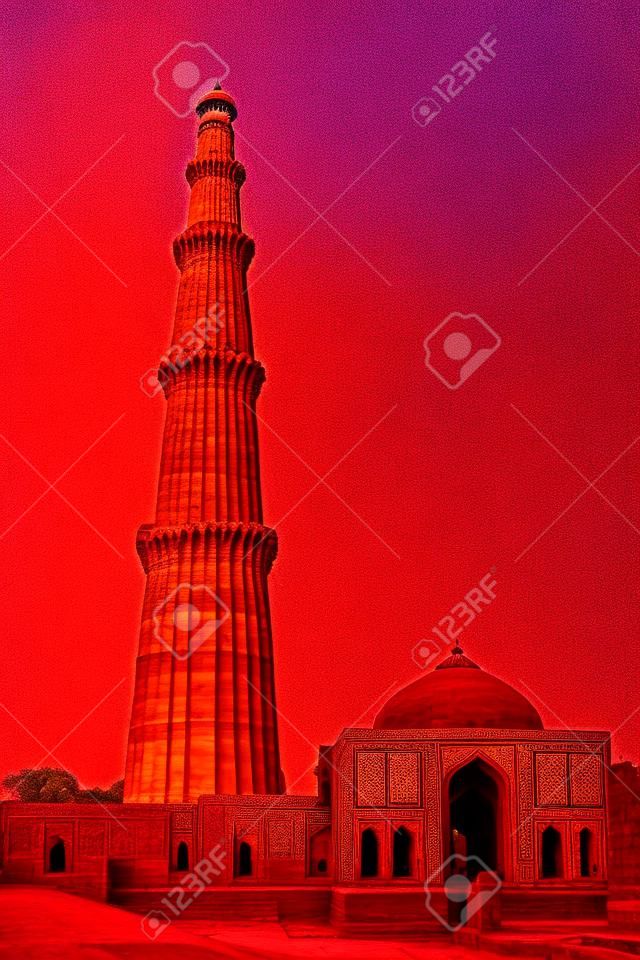 Qutab Minar e Alai Darwaza construído em 1311 torre de arenito vermelho, arte indo-muçulmana, sultanato de Deli, Deli, ndia UNESCO Património Mundial