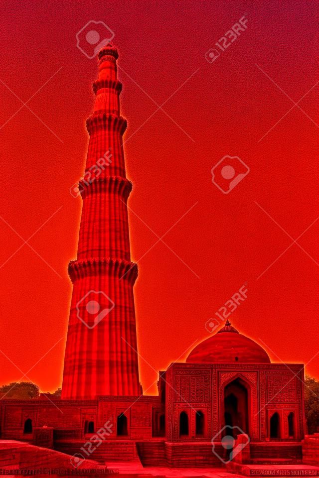 Qutab Minar e Alai Darwaza construído em 1311 torre de arenito vermelho, arte indo-muçulmana, sultanato de Deli, Deli, ndia UNESCO Património Mundial