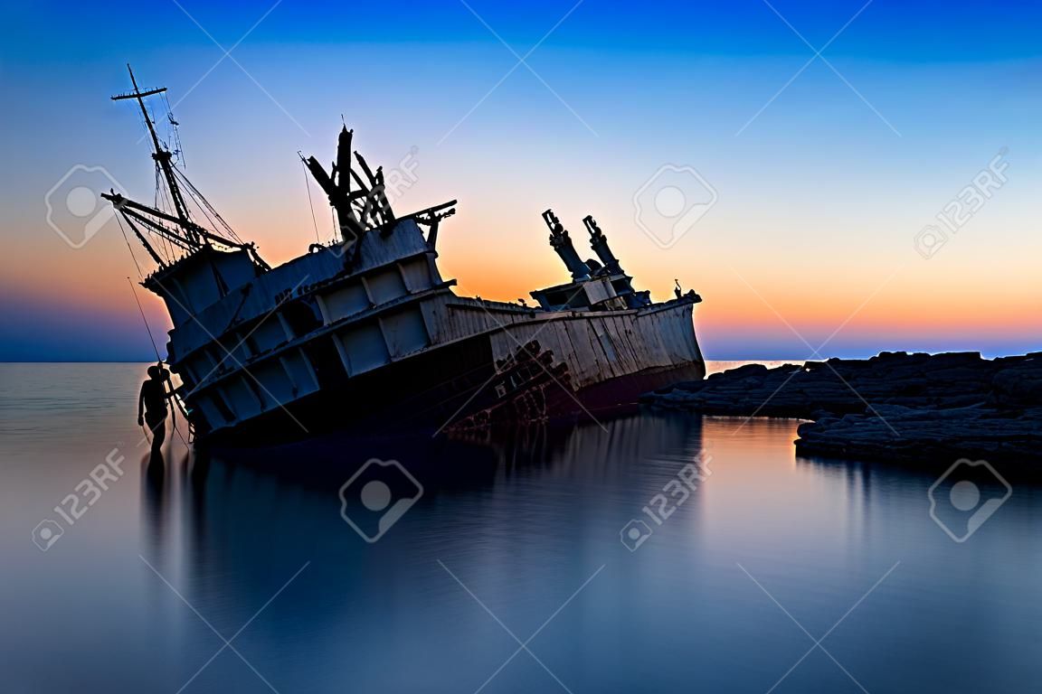 Schiffbruch in Zypern bei Sonnenuntergang